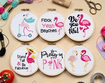 Pacchetto di sei modelli per punto croce con citazioni di fenicotteri rosa sulla spiaggia - Download digitale in PDF