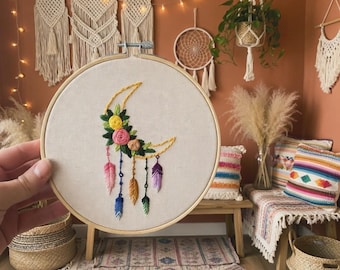 Acchiappasogni con fiori selvatici e luna - Ricamo su telaio completato