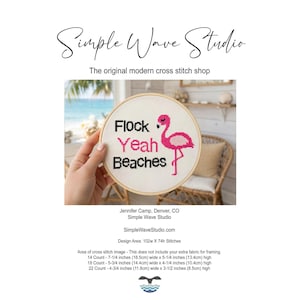 Könnte beinhalten: Ein Kreuzstich-Stickrahmen mit dem Schriftzug "Flock Yeah Beaches" und einem rosa Flamingo-Design. Der Text ist in Schwarz, Rosa und Weiß gehalten. Der Rahmen wird vor einer Strandszene gehalten.