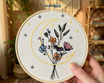 Asilo nido con fiori di campo e luna - Schema punto croce - Download digitale PDF