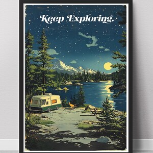 Peut inclure: Une affiche de style rétro avec un camping-car garé au bord d'un lac dans les montagnes sous un ciel étoilé. L'affiche porte le texte "Keep Exploring." dans une police de caractères rétro.