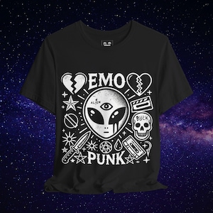 Op de afbeelding: Zwart T-shirt met een wit grafisch ontwerp met een alien met een derde oog, gebroken harten, sterren, een mes, een cassettebandje en de tekst "EMO PUNK".