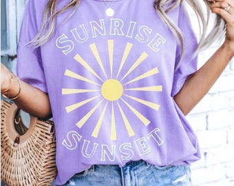 Camiseta con diseño retro de boutique Sunrise & Sunset: - Gráfico de sol vintage - Camiseta estilo playa