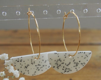 Boucles d'oreilles créoles en acier inoxydable avec pendentif en résine terrazzo noir et blanc