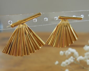 Fine gold-plated stainless steel earrings with fan pendant