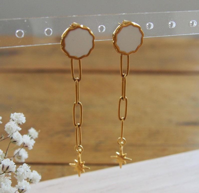 Boucles d'oreilles longues en acier inoxydable et laiton doré à l'or fin avec chaine rectangle et joli pendentif étoile