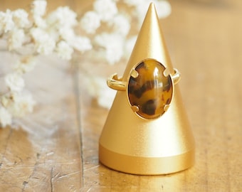 Anillo "Stéphanie" - Anillo ajustable de acero inoxidable chapado en oro con un cabujón ovalado de resina con estampado de carey marrón y negro.