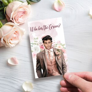 K&ouml;nnte beinhalten: Eine rosa und wei&szlig;e Blumenkarte mit dem Text "Wer hat den Br&auml;utigam?" und einem Foto eines Mannes im braunen Anzug und rosa Krawatte.