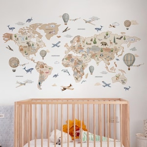 Op de afbeelding: Een grote, beige wereldkaart muursticker met illustraties van dieren, vliegtuigen, luchtballonnen en wolken. De kaart is boven een houten ledikant geplaatst, wat een decoratief en educatief thema voor de kinderkamer creëert.