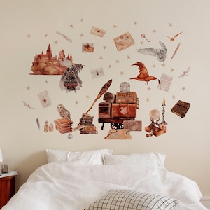 Pode incluir: Autocolantes de parede em aquarela com um castelo, uma coruja, um chapéu seletor e outros elementos mágicos. O design inclui estrelas, cartas e uma vassoura, criando um tema caprichoso. A paleta de cores é quente, com tons de castanho, bege e dourado.