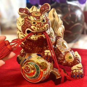 Foo Dog Kutani Yaki pottery Japanese Komainu. Feng Shui Lion Dog. Guardians Shrine Figurines. Uchide No Kozuchi (lucky hummer) rare Komainu