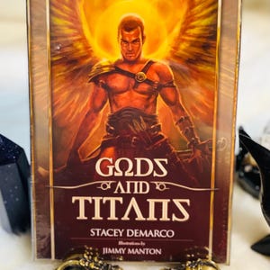 DIOSES Y TITANES ~Nuevo~ Baraja de 38 cartas y guía de Stacey Demarco. Divinidad masculina y femenina Divinidad, sabiduría eterna, guía, leyendas