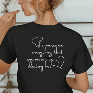 Stärkande "Hon övervann"-t-shirt, inspirerande gåva