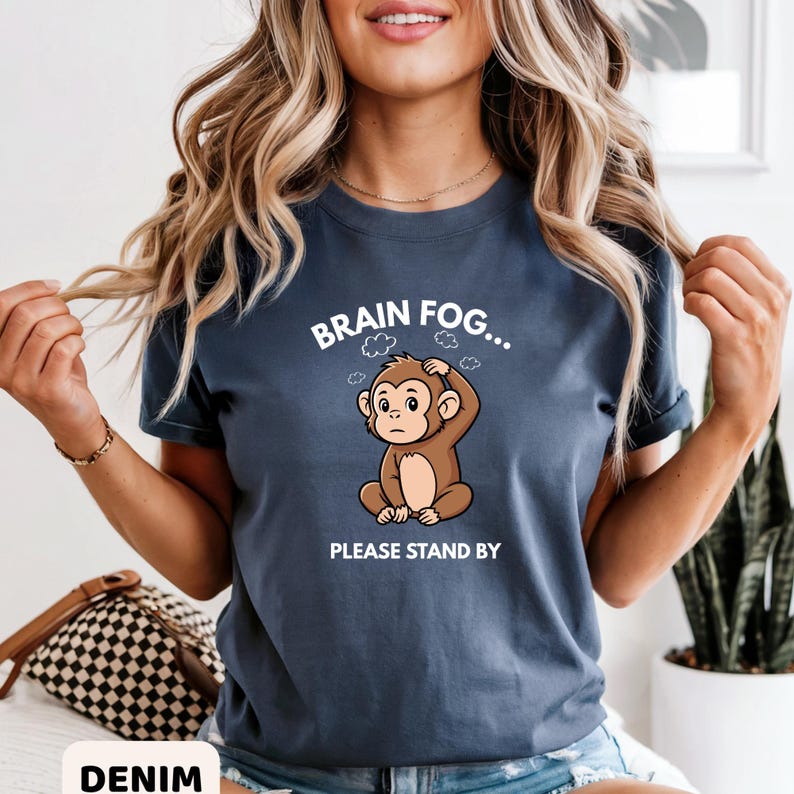 Brain Fog Monkey-tröja, Spoonie-tröja med kronisk sjukdom, kognitiv trötthetsmedvetenhet i komfortfärger Denim
