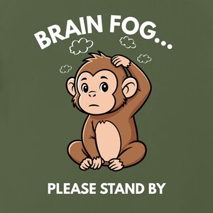 Puede incluir: Ilustraci&oacute;n de un mono marr&oacute;n, perplejo, rasc&aacute;ndose la cabeza. El texto "BRAIN FOG... PLEASE STAND BY" est&aacute; escrito en blanco encima y debajo del mono sobre un fondo verde.