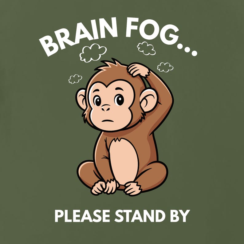 Puede incluir: Ilustraci&oacute;n de un mono marr&oacute;n, perplejo, rasc&aacute;ndose la cabeza. El texto "BRAIN FOG... PLEASE STAND BY" est&aacute; escrito en blanco encima y debajo del mono sobre un fondo verde.