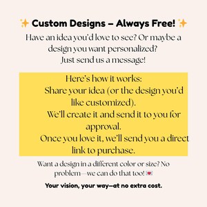 Puede incluir: Gr&aacute;fico color crema con texto: "Custom Designs - Always Free!" e instrucciones para solicitudes de dise&ntilde;o personalizado. Incluye un cuadro amarillo con detalles sobre el proceso de dise&ntilde;o, desde compartir una idea hasta comprar.