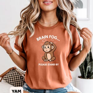 Brain Fog Monkey-tröja, Spoonie-tröja med kronisk sjukdom, kognitiv trötthetsmedvetenhet i komfortfärger Yam