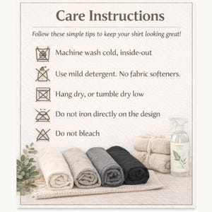 Puede incluir: Imagen que muestra instrucciones de cuidado de la ropa. El texto dice: Lavar a m&aacute;quina en fr&iacute;o, del rev&eacute;s. Usar detergente suave. Secar al aire o en secadora a baja temperatura. No planchar directamente sobre el dise&ntilde;o. No usar lej&iacute;a. Camisas enrolladas en crema, gris y negro.