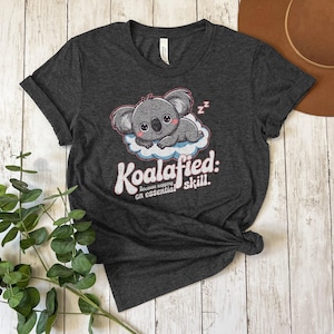 かわいいコアラTシャツ 面白い動物グラフィックTシャツ コアラファイド お昼寝スキル 子供と大人への愛らしいギフト 快適なカジュアルウェア