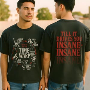 Könnte beinhalten: Schwarzes T-Shirt mit einer Grafik auf der Vorderseite, die Tanzschritte und die Worte "TIME WARP" zeigt. Auf der Rückseite des Shirts stehen die Worte "TILL IT DRIVES YOU INSANE" in Rot. Das Shirt wird von zwei Personen getragen.