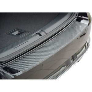 Puede incluir: Protector de parachoques de coche negro con un diseño texturizado de fibra de carbono. El protector está diseñado para evitar arañazos y abolladuras en el parachoques.