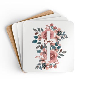 Könnte beinhalten: Set aus vier weißen Keramik-Untersetzern mit einem Blumendesign und einem weißen Kreuz mit dem Wort "Pray" in brauner Schrift. Die Blumen sind rosa, pfirsichfarben und blau.