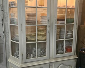 Ethan Allen French Provincial Lighted China Cabinet / Hutch