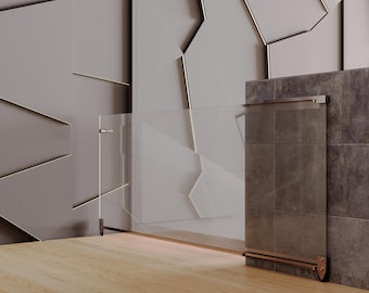 Könnte beinhalten: Eine moderne Glas-Duschabtür mit bronzefarbenen Beschlägen. Die Tür ist zwischen einer gefliesten Wand und einer Wand mit geometrischem Muster installiert. Der Boden ist helles Holz.