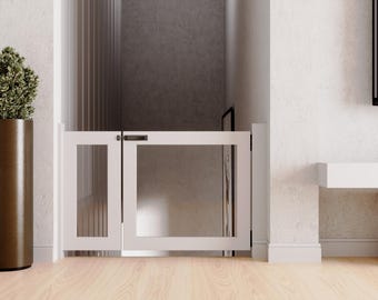 Può includere: Cancello in legno bianco con un'unica porta e una maniglia nera. Il cancello è installato in un corridoio con una pianta in vaso e una televisione sul muro.