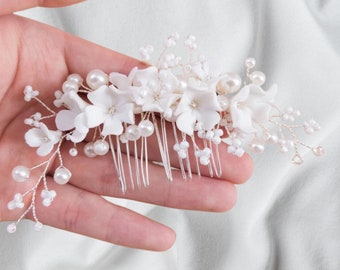 Flores de porcelana blanca y novias de perlas se peinaron: joyas de boda para damas hechas a mano, tocado de novia elegante, tocado de dama de honor,