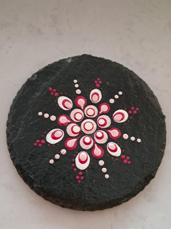 Mandala dotting art, Handbemaltes Mandala-Objekt aus Naturstein