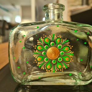 Klein glazen flesje, te gebruiken als vaasje, met handgeschilderd mandala-stippenpatroon. afbeelding 4