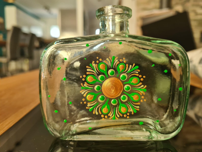 Klein glazen flesje, te gebruiken als vaasje, met handgeschilderd mandala-stippenpatroon. afbeelding 4