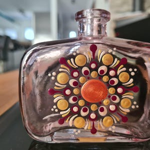 Klein glazen flesje, te gebruiken als vaasje, met handgeschilderd mandala-stippenpatroon. afbeelding 5
