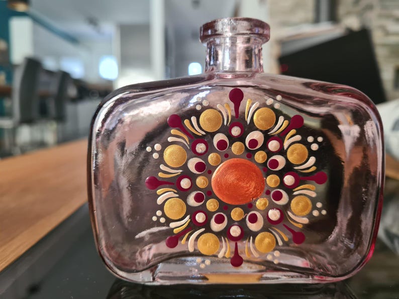 Klein glazen flesje, te gebruiken als vaasje, met handgeschilderd mandala-stippenpatroon. afbeelding 5