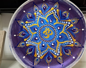 Handgemaakt decoratief bord van witte klei (onbehandeld).