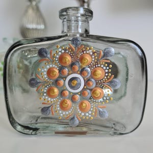 Klein glazen flesje, te gebruiken als vaasje, met handgeschilderd mandala-stippenpatroon. afbeelding 1