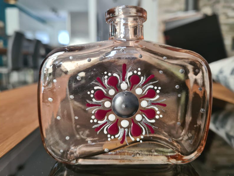Klein glazen flesje, te gebruiken als vaasje, met handgeschilderd mandala-stippenpatroon. afbeelding 3