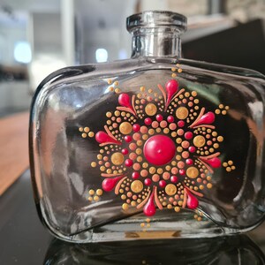 Klein glazen flesje, te gebruiken als vaasje, met handgeschilderd mandala-stippenpatroon. afbeelding 6