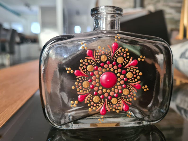 Klein glazen flesje, te gebruiken als vaasje, met handgeschilderd mandala-stippenpatroon. afbeelding 6