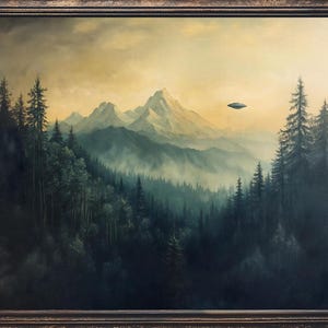 Könnte beinhalten: Ein Gemälde, das eine Bergkette mit einem Wald im Vordergrund zeigt. Ein fliegendes Untertasse ist am Himmel über den Bergen zu sehen.