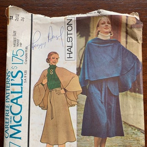 Op de afbeelding: Een vintage McCall's naaipatroon voor een cape en rok. Het patroon is voor damesmaten 12, 26 1/2 en 36. Het patroon is voor niet-gebonde rekbare breisels. Het patroon is van Halston.