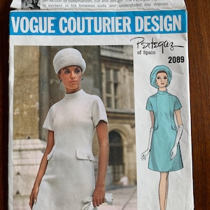 Könnte beinhalten: Vintage Vogue Couturier Design Schnittmuster von Pertegaz of Spain. Das Schnittmuster zeigt ein Foto einer Frau in einem weißen Kleid und eine Zeichnung eines blauen Kleides. Die Schnittmusternummer ist 2089.