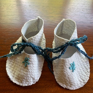 Hand sewn Baby Shoes - Quilt-look fabric - size newborn - 6 months - silver with pale blue embroidered daisy and and matching cotton laces