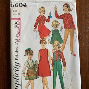 Simplicity 5604 - Cartamodello per abito, camicia, blusa e pantaloni da bambina - Taglia 10 - Circonferenza torace 28, Circonferenza vita 24