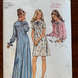 Può includere: Un modello di cucito vintage Simplicity per un abito, con tre donne che indossano diversi stili di abiti. Il numero del modello è 5083 e la stilista è Jana Peck. Il modello è per le taglie 12-14 per donne.