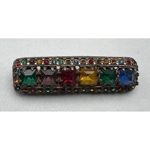 Spilla vintage Art Deco ceca con strass multicolore, a forma di barretta, in metallo arcobaleno.