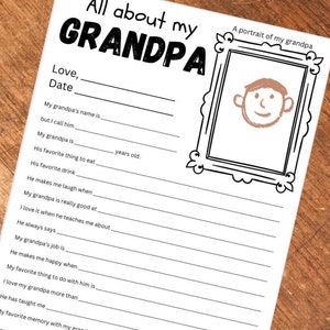 Könnte beinhalten: Ein weißes Arbeitsblatt mit dem Titel "All about my Grandpa" mit Lücken zum Ausfüllen und einer gerahmten Zeichnung eines Gesichts. Farbstifte in Rot, Blau und Orange liegen auf einer Holzoberfläche.