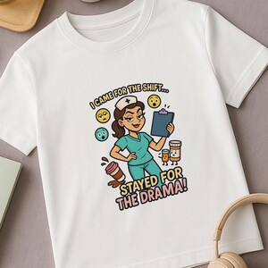面白いナースドラマクイーンTシャツ - クリップボードと絵文字付きのスクラブを着た漫画の看護師 - 医療シフトユーモアTシャツ